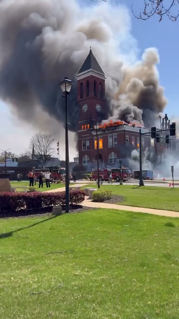 Sự cố cháy nổ tại Mỹ 2026: Nhà máy lọc dầu và tòa án 130 năm tuổi bốc cháy - Ảnh 5.