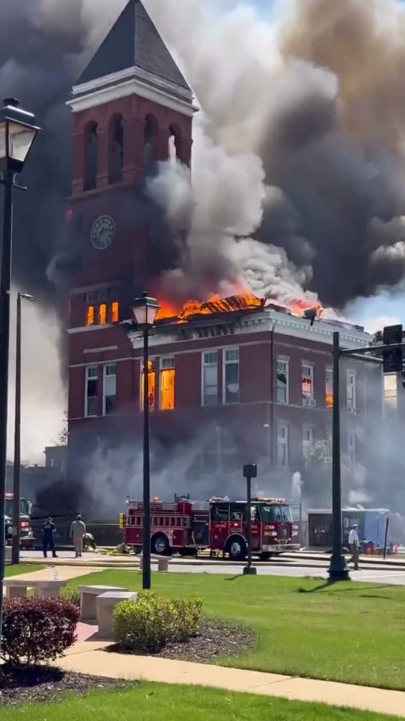 Sự cố cháy nổ tại Mỹ 2026: Nhà máy lọc dầu và tòa án 130 năm tuổi bốc cháy - Ảnh 6.
