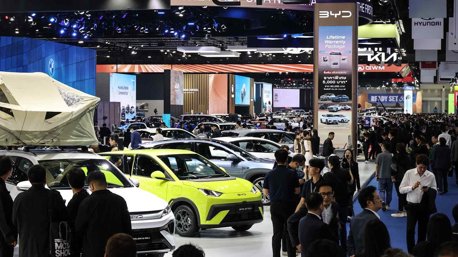 Giá xăng dầu nhảy múa vì căng thẳng Iran: Xe điện 'lên ngôi' tại Đông Nam Á, có ông lớn hạ giá bán lên tới hơn 12.000 USD/1 xe - Ảnh 2.