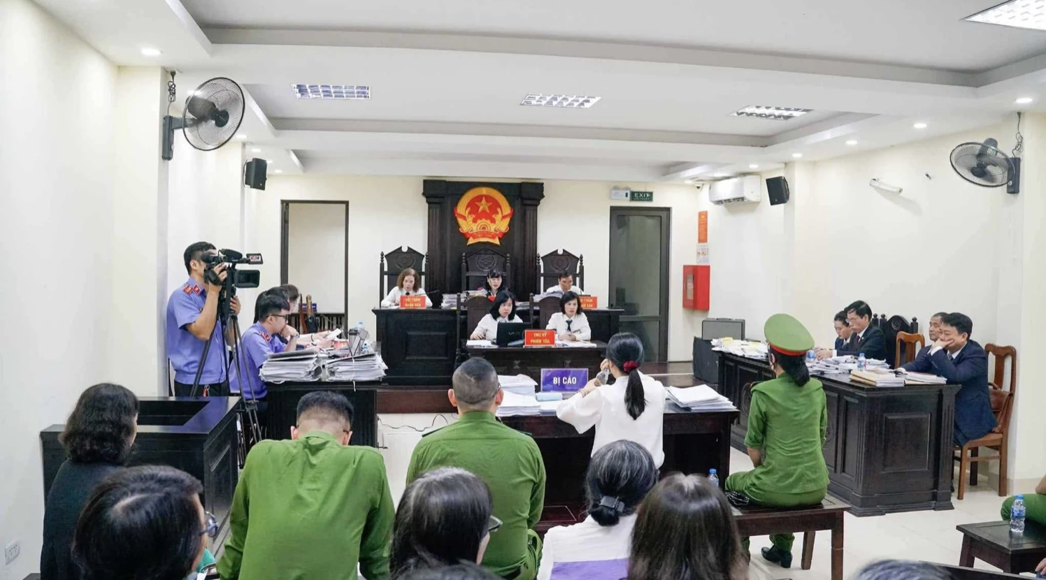 Nữ cựu Hiệu trưởng THCS Ba Đình hầu tòa vì thu tiền học thêm trái quy định - Ảnh 1.