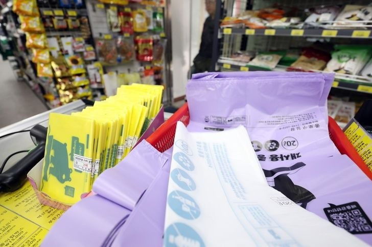 Xung đột Trung Đông kéo dài, người tiêu dùng Hàn Quốc lo thiếu túi đựng rác- Ảnh 1.