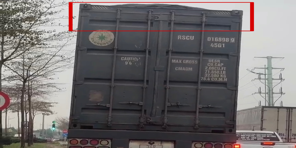 Phát hiện xe container màu đen lạ, cảnh sát Việt Nam lập tức theo dõi giám sát - Ảnh 1.