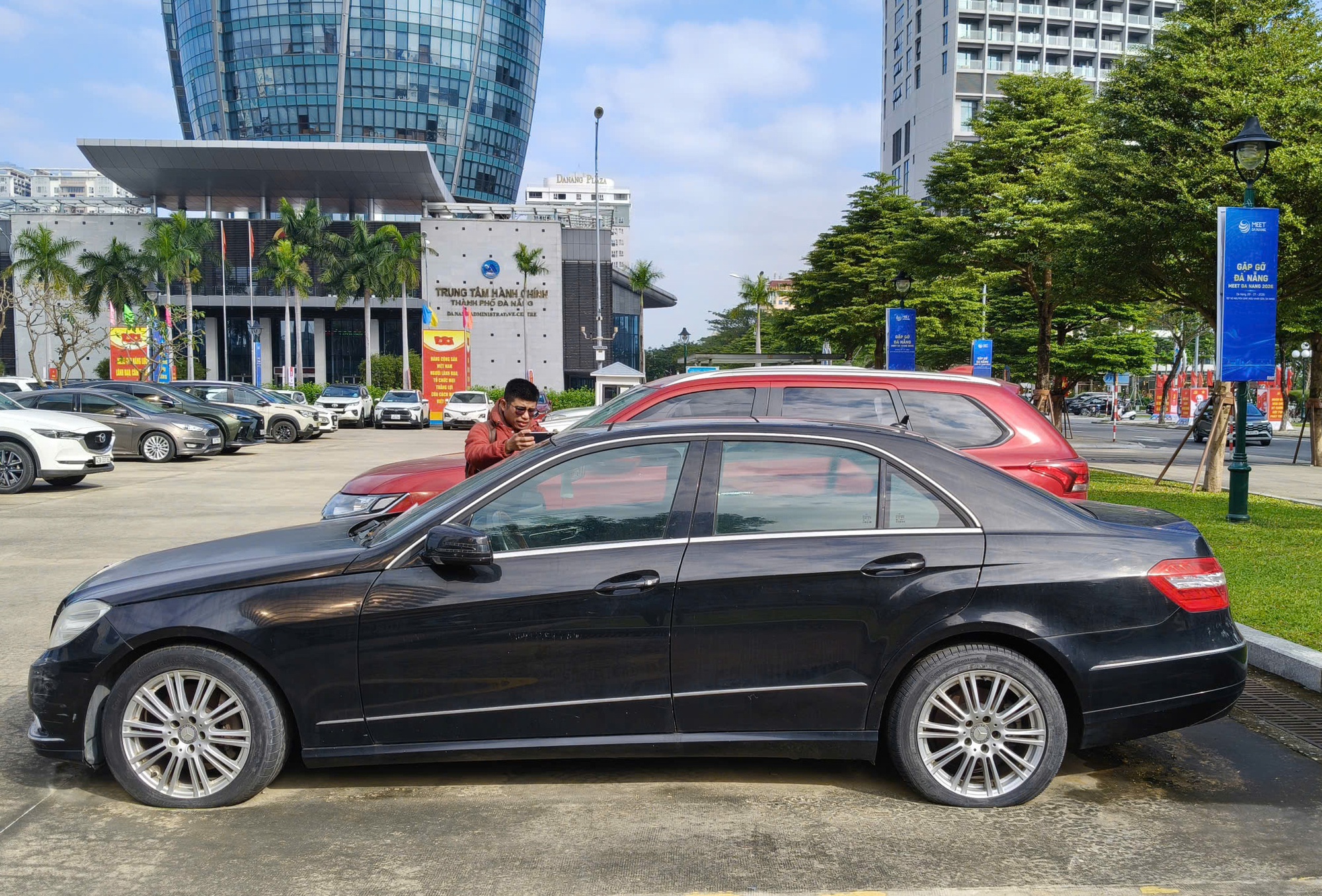 Đấu giá xe công Đà Nẵng: Mercedes - Benz không có người mua , nhiều xe trúng giá cao - Ảnh 1.