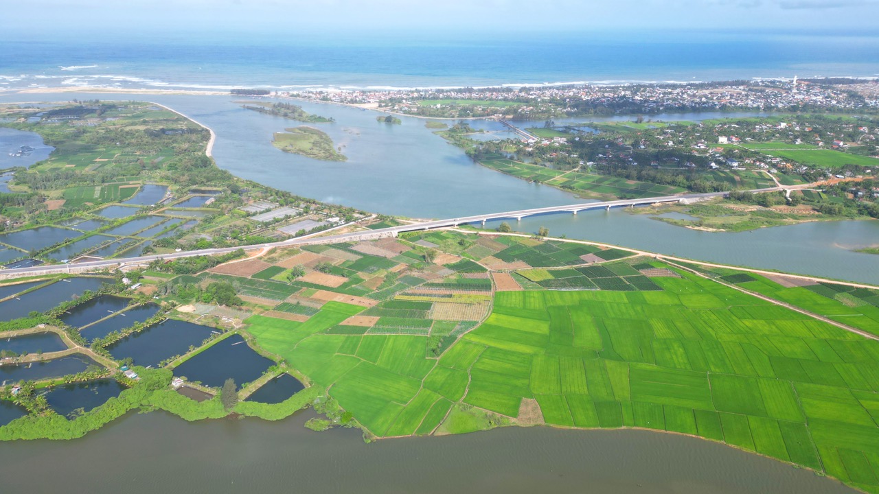 Quảng Ngãi: Từ thủ phủ công nghiệp miền Trung đến điểm sáng hạ tầng đô thị và dịch vụ - Ảnh 3.