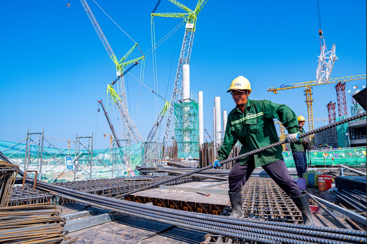 Cận cảnh lắp dựng kết cấu thép mái nhà ga mới sân bay Phú Quốc - Ảnh 4.