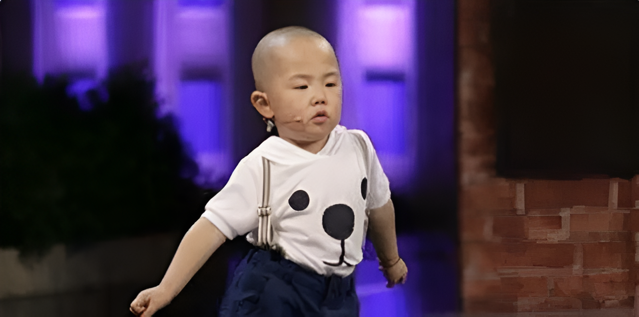 “Thần đồng nhí” 3 tuổi lên sóng truyền hình Trung ương, kiếm hàng triệu nhân dân tệ mỗi năm, nhưng tuổi thơ đánh đổi bằng sự lạc lối- Ảnh 1.