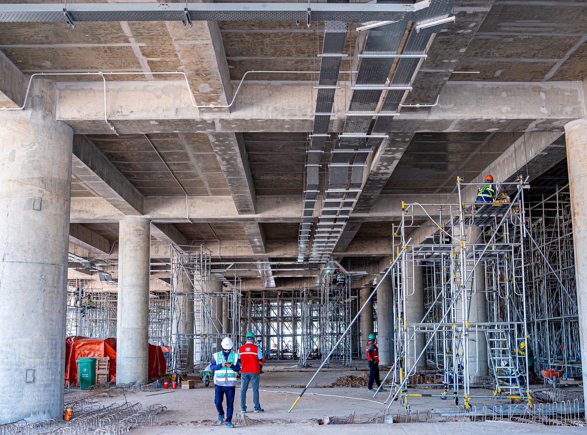 Cận cảnh lắp dựng kết cấu thép mái nhà ga mới sân bay Phú Quốc - Ảnh 7.