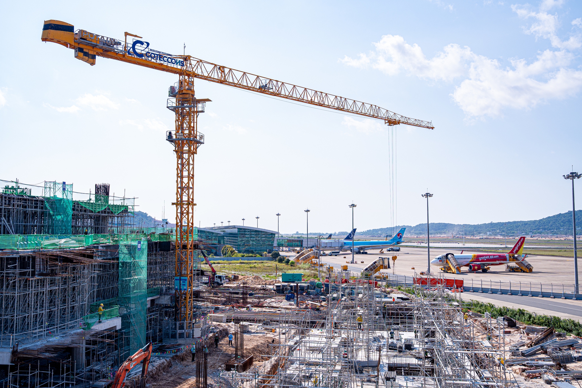 Cận cảnh lắp dựng kết cấu thép mái nhà ga mới sân bay Phú Quốc - Ảnh 1.