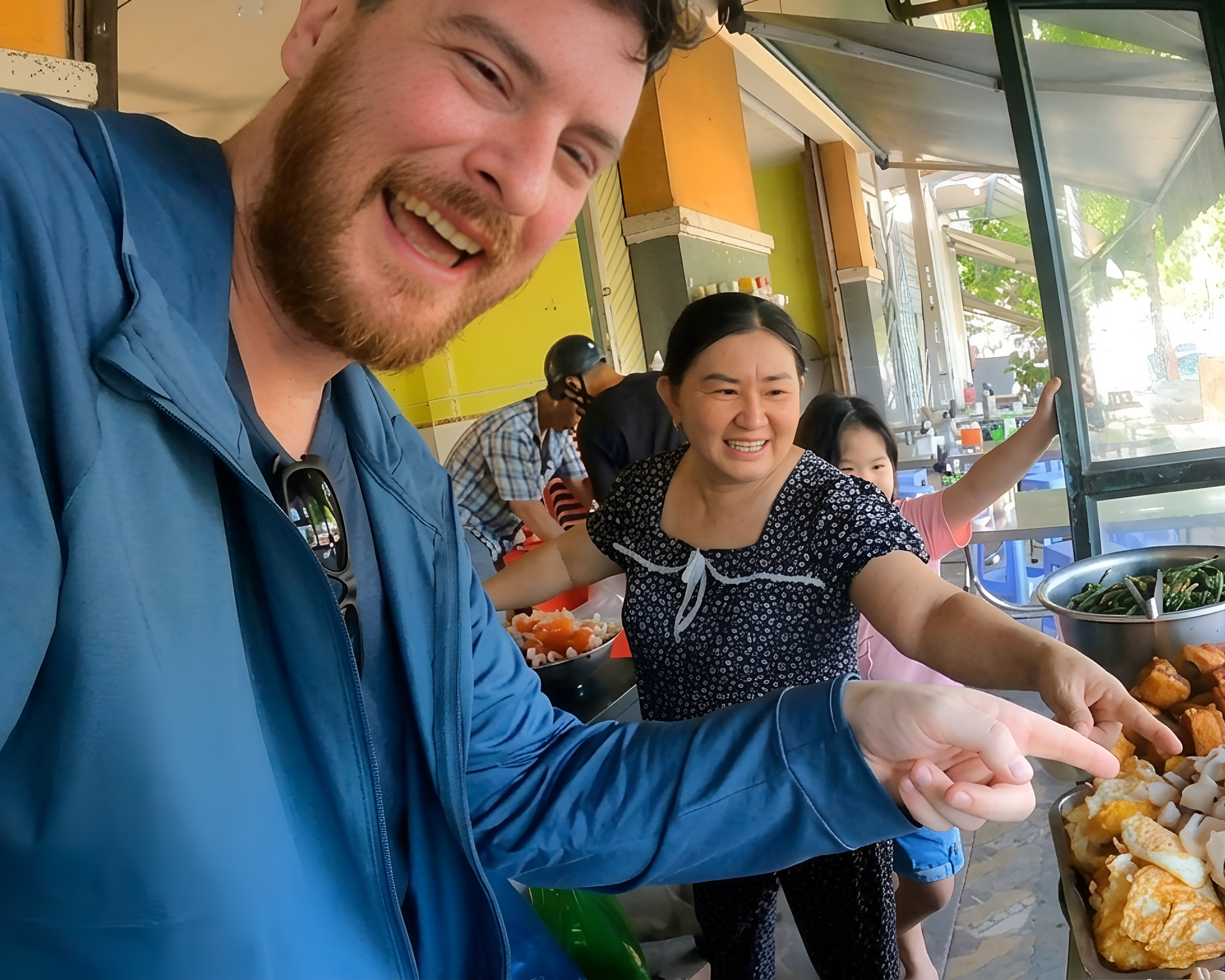 Muốn khen món ăn "rất thơm", anh Tây nói nhầm một chữ khiến chủ quán tắt nụ cười- Ảnh 1.