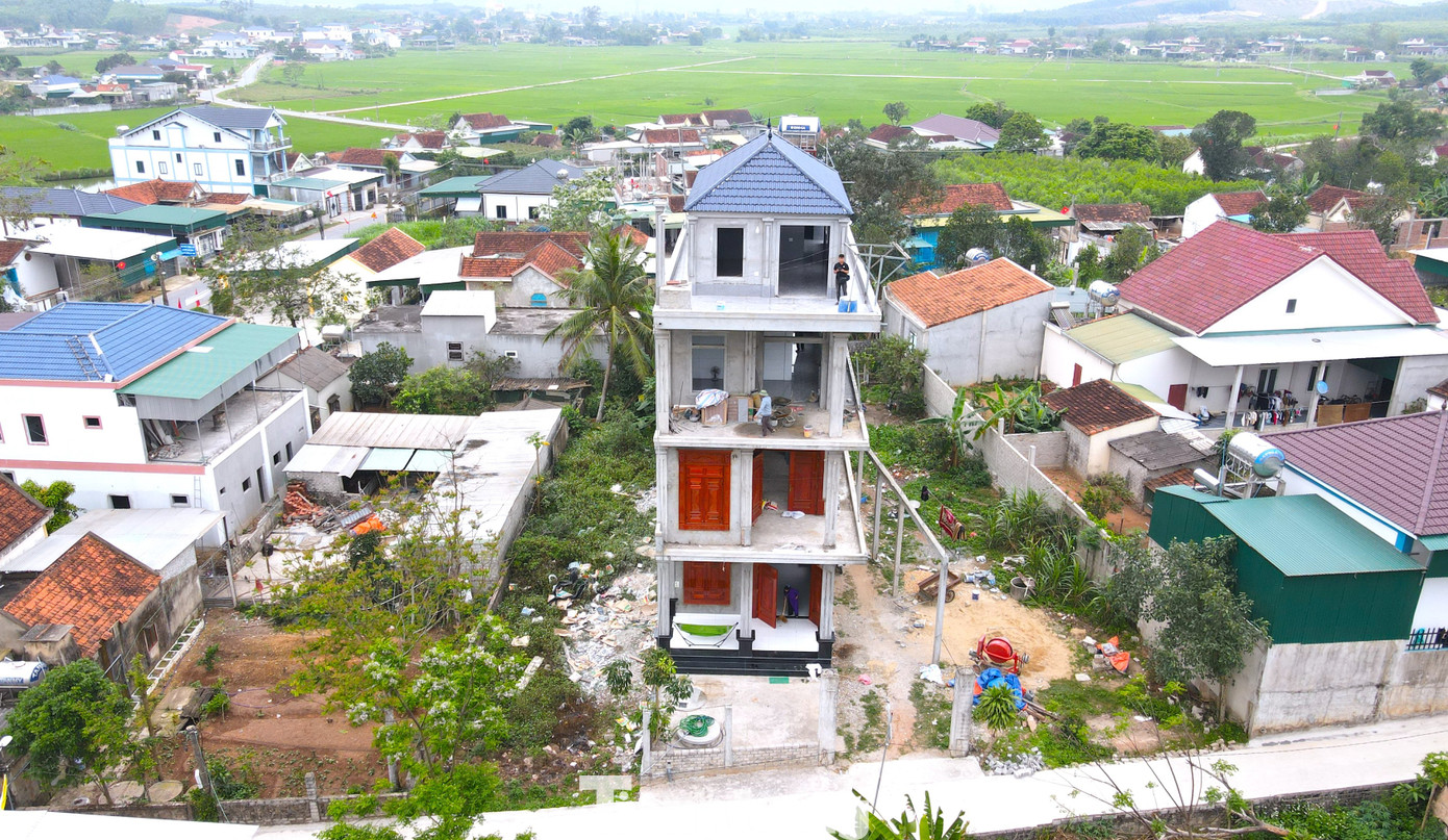 Bất ngờ về người đàn ông mù rong ruổi bán tăm, xây căn nhà 5 tỷ đồng- Ảnh 1.