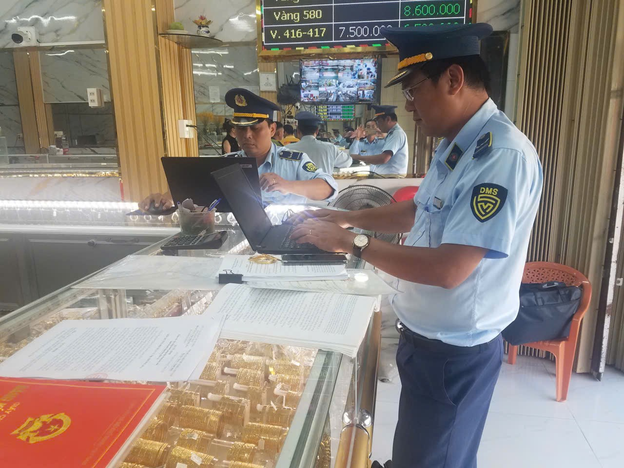 Phạt doanh nghiệp vàng tại Đồng Tháp gần 580 triệu đồng vì hàng giả mạo nhãn hiệ - Ảnh 1.