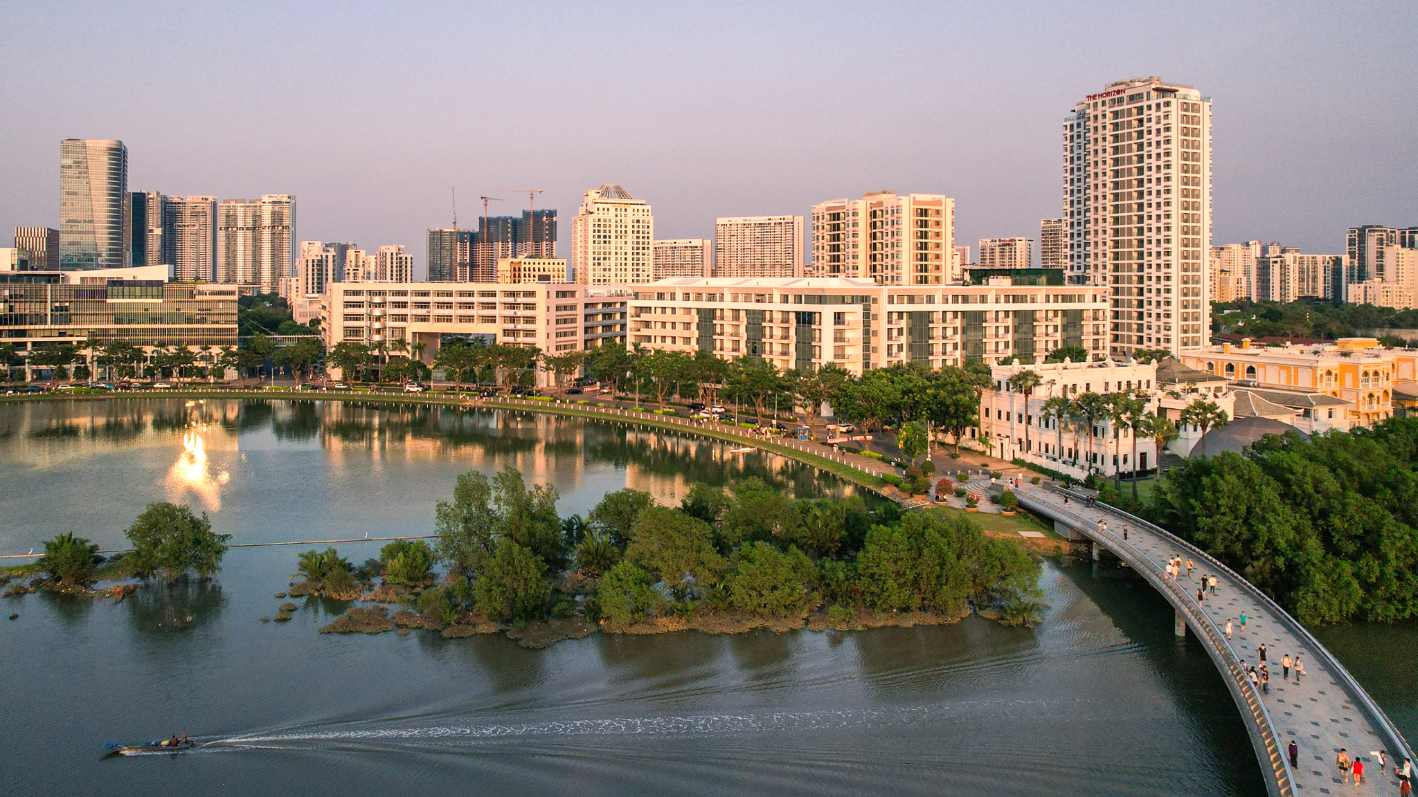 Cuộc đua tạo việc làm ngay trong đại đô thị: Phú Mỹ Hưng làm phố tài chính, Vinhomes tạo khu du lịch, Sun Group dựng lại cả hoàng thành Thăng Long - Ảnh 11.