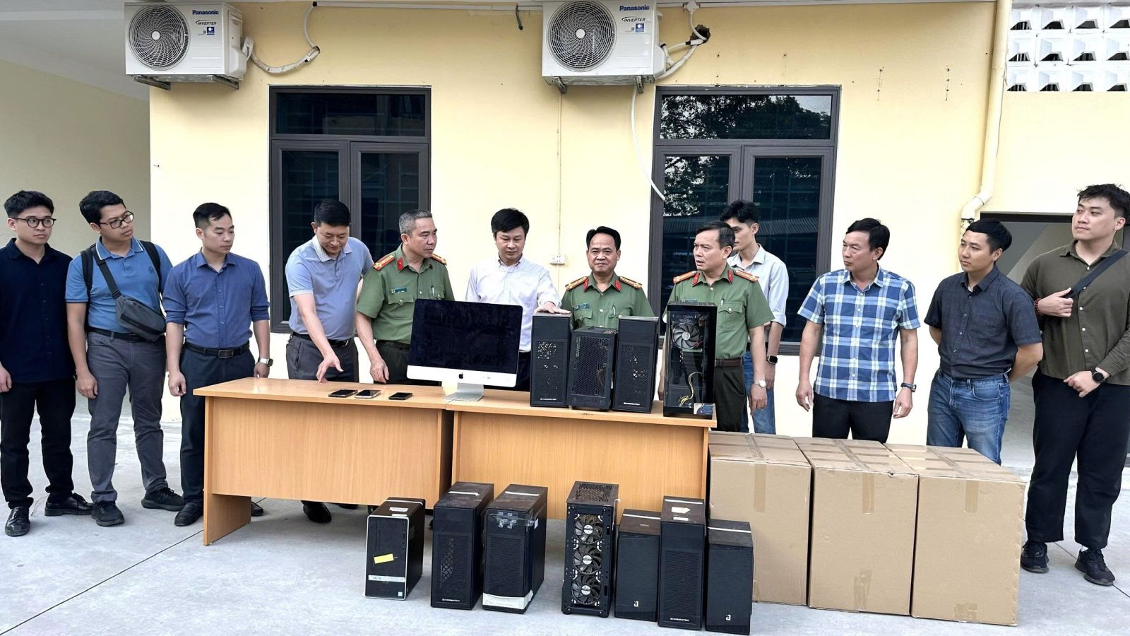 Thanh Hoá: Khám xét khẩn cấp nhà nam sinh lớp 12 cầm đầu đường dây phát tán mã độc toàn cầu - Ảnh 4.