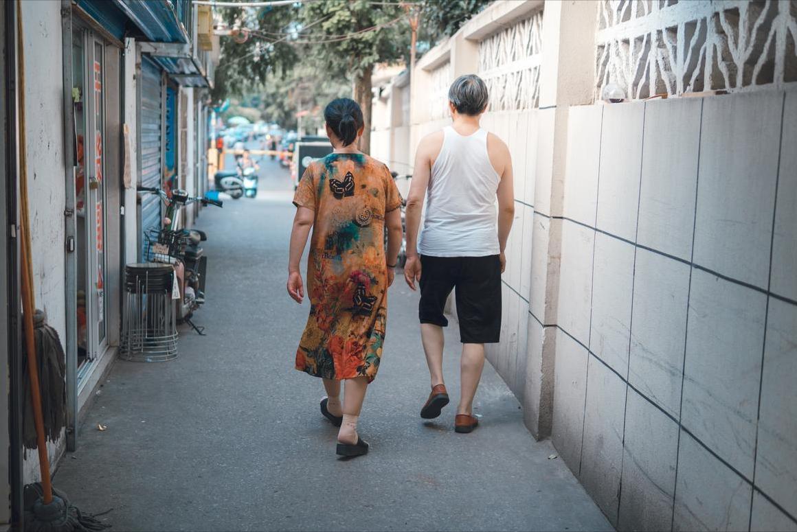 Tôi chi hơn 1 tỷ mua nhà cho bố mẹ ở tuổi già - 6 tháng sau mới hiểu: Hiếu thảo sai cách có thể khiến cả nhà tốn tiền lẫn sức khỏe - Ảnh 3.