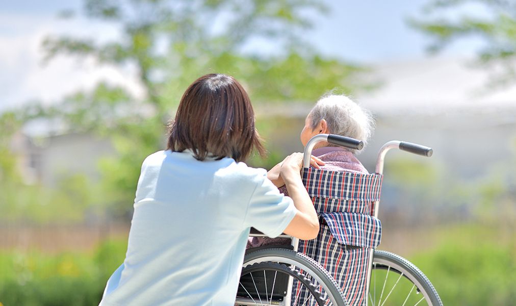 10 năm làm nghề chăm sóc người già, tôi nhận ra: Người về hưu dư dả hay chật vật không nằm ở lương hưu, mà ở 3 quyết định tài chính này - Ảnh 2.