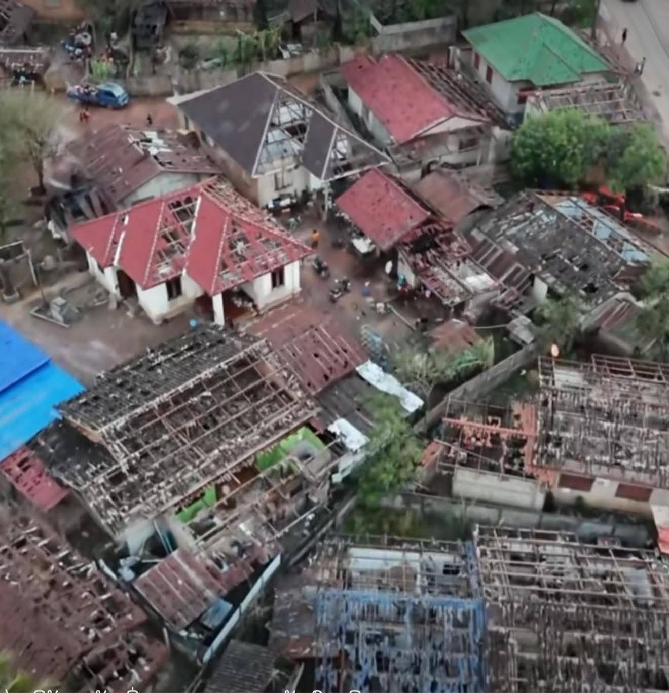 Mưa đá dội xuống Viêng Chăn: Hàng nghìn mái nhà bị "xé toạc", trường học, chùa chiền cũng bị phá hủy, người dân bàng hoàng trong cảnh đổ nát- Ảnh 5.