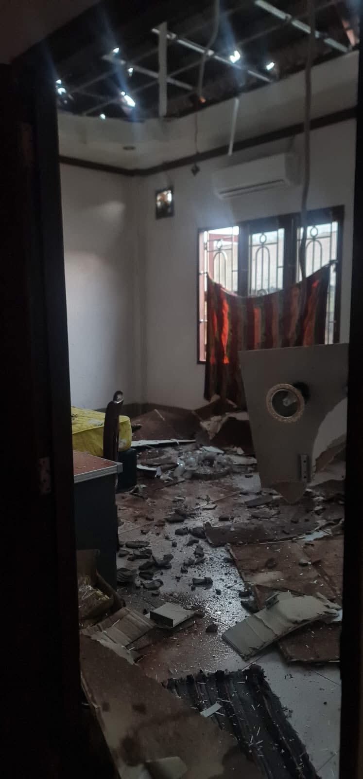 Mưa đá dội xuống Viêng Chăn: Hàng nghìn mái nhà bị "xé toạc", trường học, chùa chiền cũng bị phá hủy, người dân bàng hoàng trong cảnh đổ nát- Ảnh 7.