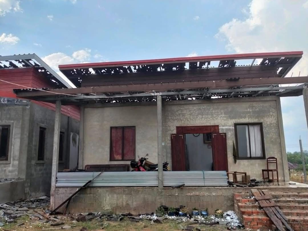 Mưa đá dội xuống Viêng Chăn: Hàng nghìn mái nhà bị "xé toạc", trường học, chùa chiền cũng bị phá hủy, người dân bàng hoàng trong cảnh đổ nát- Ảnh 2.