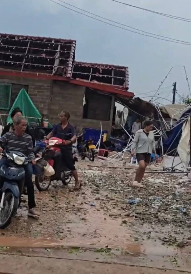 Mưa đá dội xuống Viêng Chăn: Hàng nghìn mái nhà bị "xé toạc", trường học, chùa chiền cũng bị phá hủy, người dân bàng hoàng trong cảnh đổ nát- Ảnh 3.