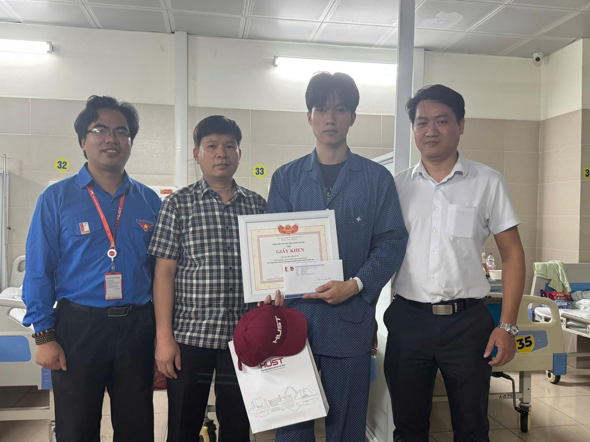 Đại học Bách khoa Hà Nội khen thưởng nam sinh dũng cảm cứu người trong vụ cháy tại Lĩnh Nam- Ảnh 1.