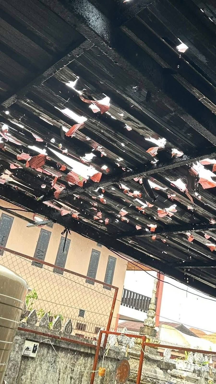 Mưa đá dội xuống Viêng Chăn: Hàng nghìn mái nhà bị "xé toạc", trường học, chùa chiền cũng bị phá hủy, người dân bàng hoàng trong cảnh đổ nát- Ảnh 1.