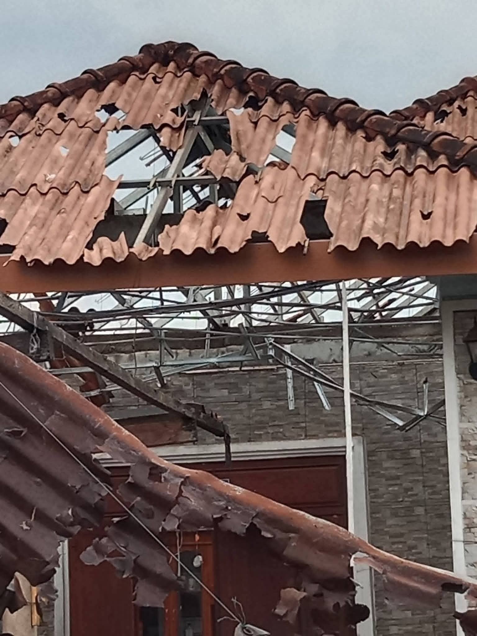 Mưa đá dội xuống Viêng Chăn: Hàng nghìn mái nhà bị "xé toạc", trường học, chùa chiền cũng bị phá hủy, người dân bàng hoàng trong cảnh đổ nát- Ảnh 4.