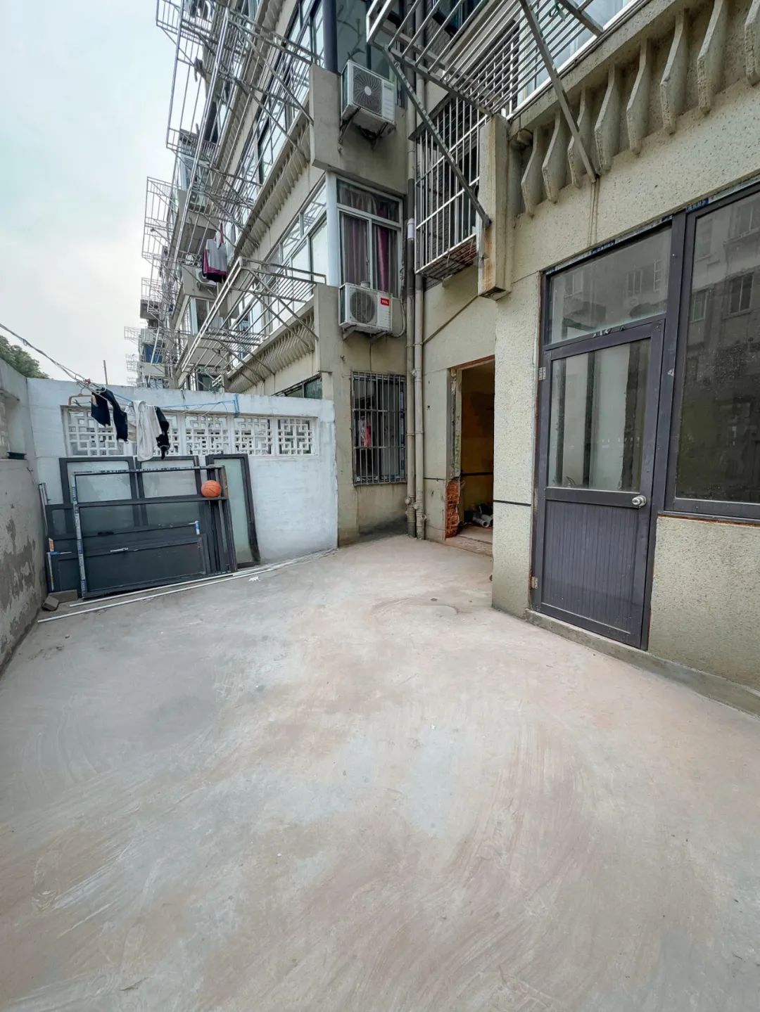 Bất chấp lời can ngăn, tôi mua căn hộ tầng 1 cũ kỹ không ai muốn: Sau 1 năm sống, tôi hiểu vì sao nó bị chê - Ảnh 2.