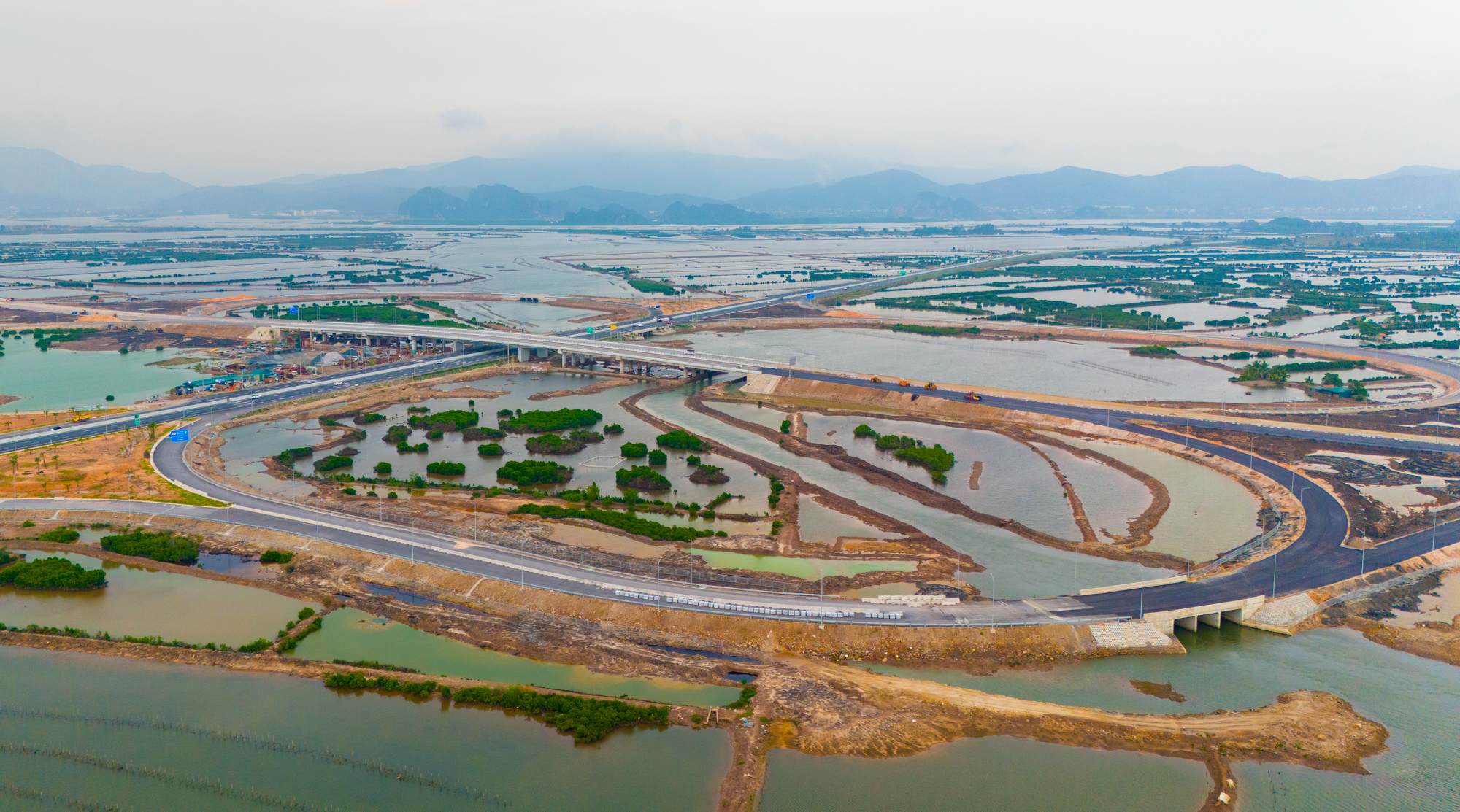 Quảng Ninh chỉ đạo “nóng” với loạt dự án, trong đó có 2 siêu dự án 23,6 tỷ USD của tỷ phú Phạm Nhật Vượng  - Ảnh 1.