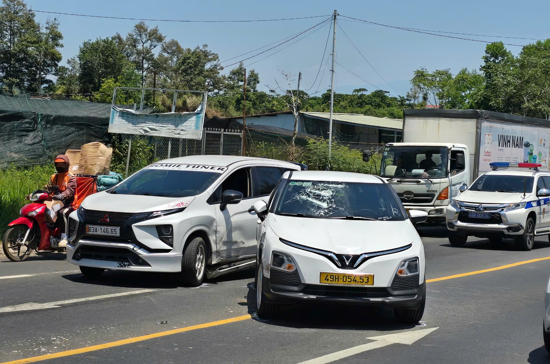 Bảo Lộc: Nam thanh niên đập phá taxi giữa đường vì mâu thuẫn với… vợ - Ảnh 2.