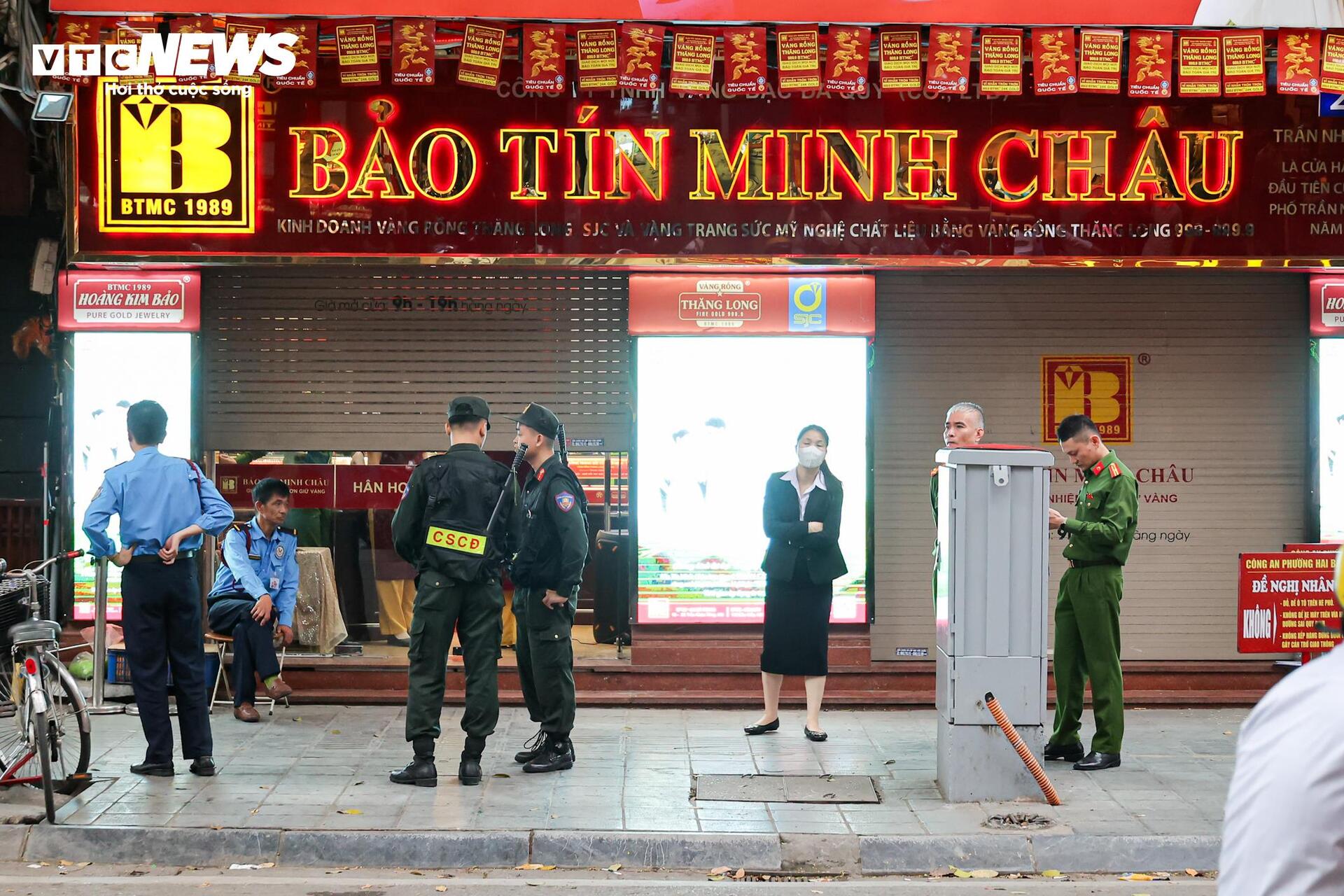 Công an thu giữ nhiều thùng tài liệu tại 2 cửa hàng Bảo Tín Minh Châu ở Hà Nội- Ảnh 4.