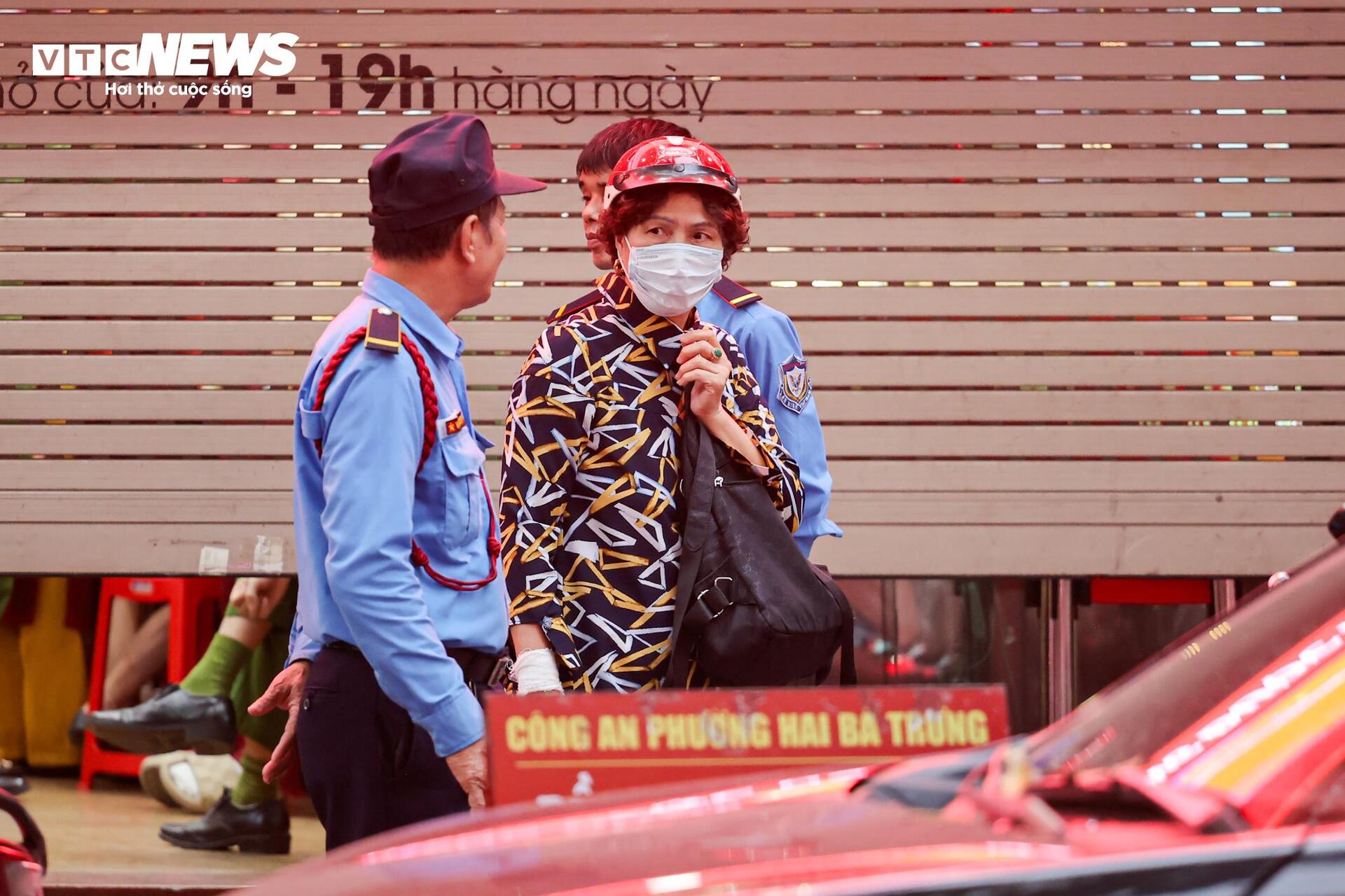 Công an thu giữ nhiều thùng tài liệu tại 2 cửa hàng Bảo Tín Minh Châu ở Hà Nội- Ảnh 6.