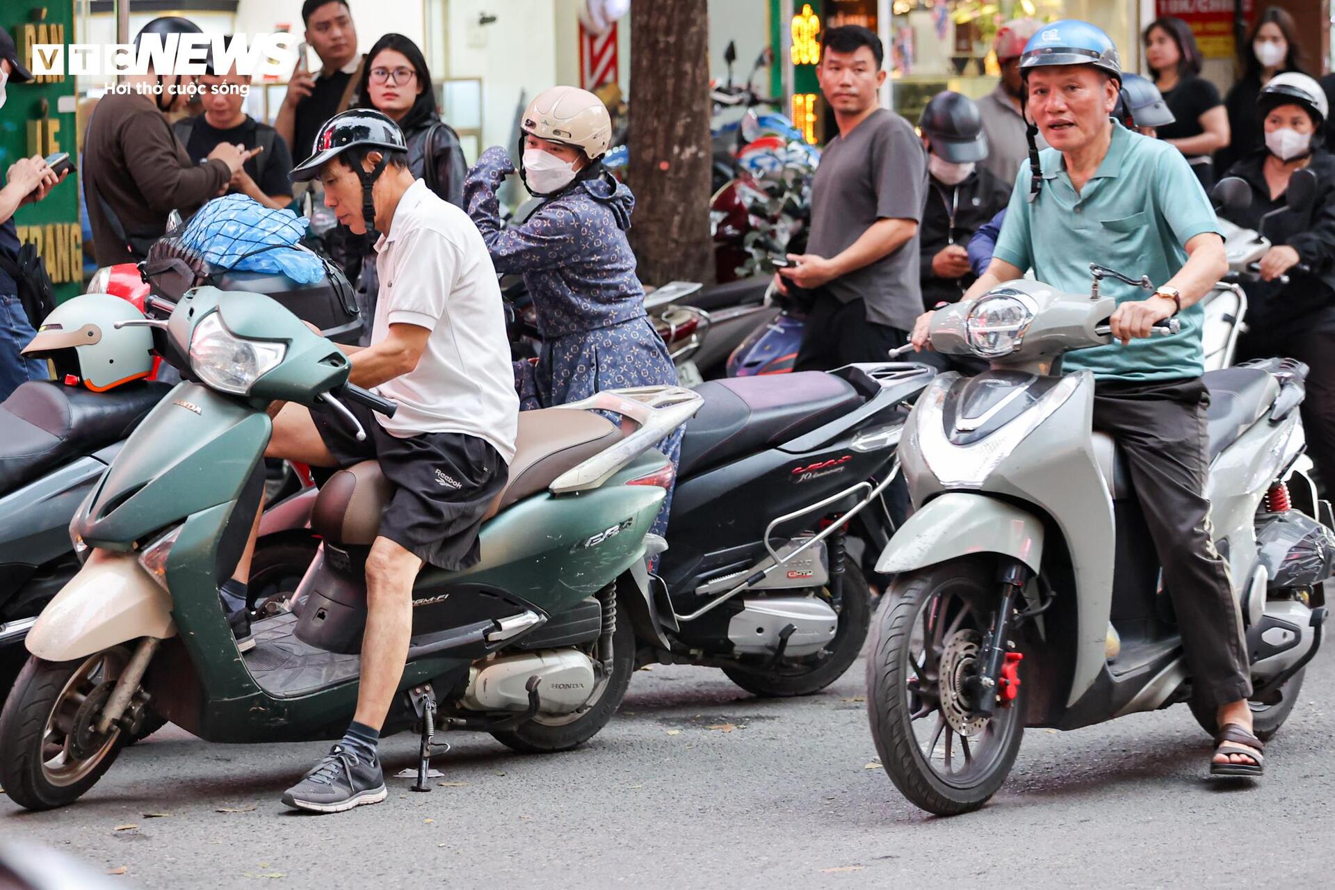 Công an thu giữ nhiều thùng tài liệu tại 2 cửa hàng Bảo Tín Minh Châu ở Hà Nội- Ảnh 8.
