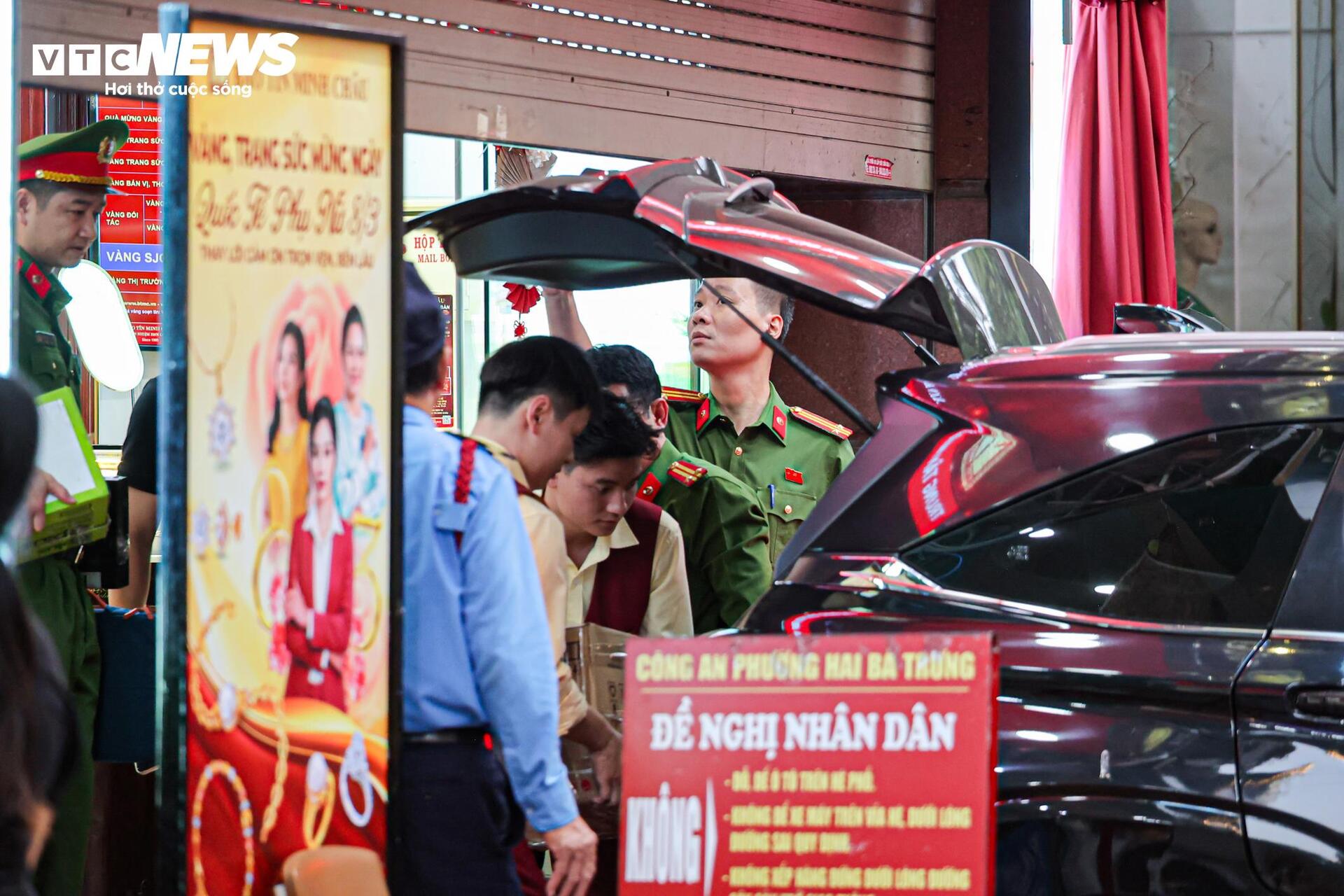 Công an thu giữ nhiều thùng tài liệu tại 2 cửa hàng Bảo Tín Minh Châu ở Hà Nội- Ảnh 7.