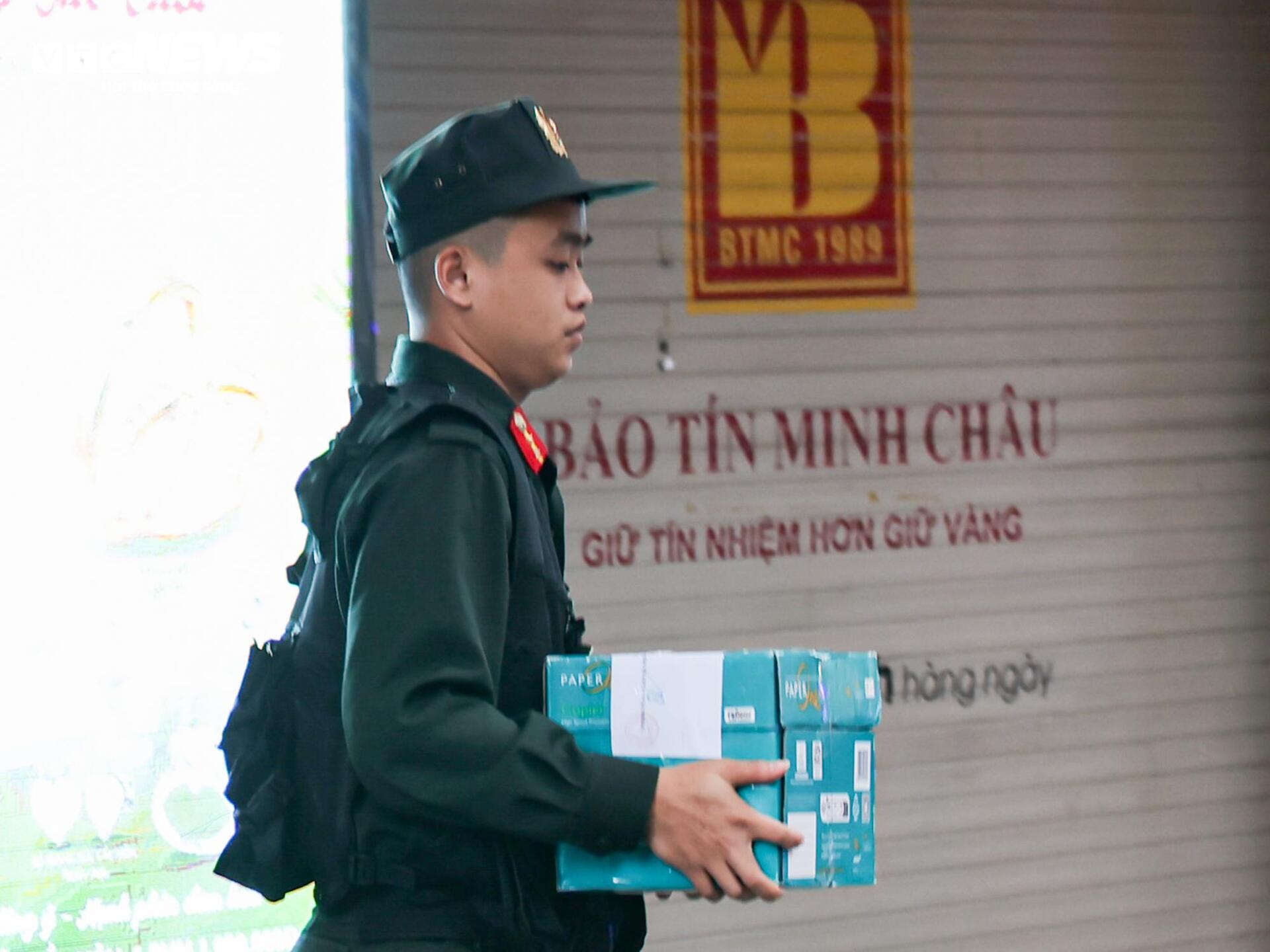 Công an thu giữ nhiều thùng tài liệu tại 2 cửa hàng Bảo Tín Minh Châu ở Hà Nội- Ảnh 3.