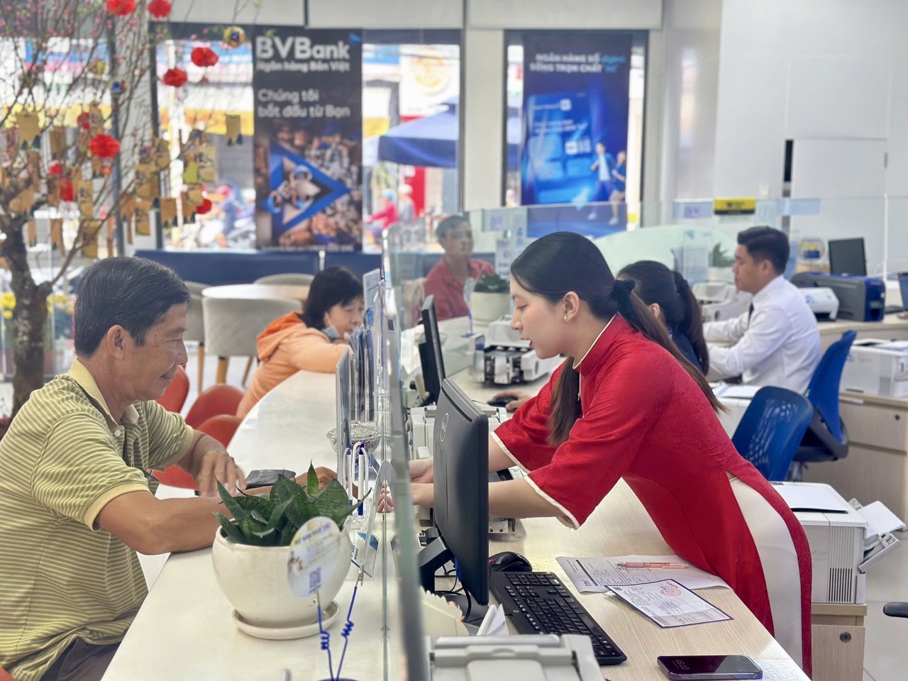 Thêm ngân hàng tăng lãi suất, có 350 triệu đồng, gửi tiết kiệm nhận lãi bao nhiêu?- Ảnh 1.