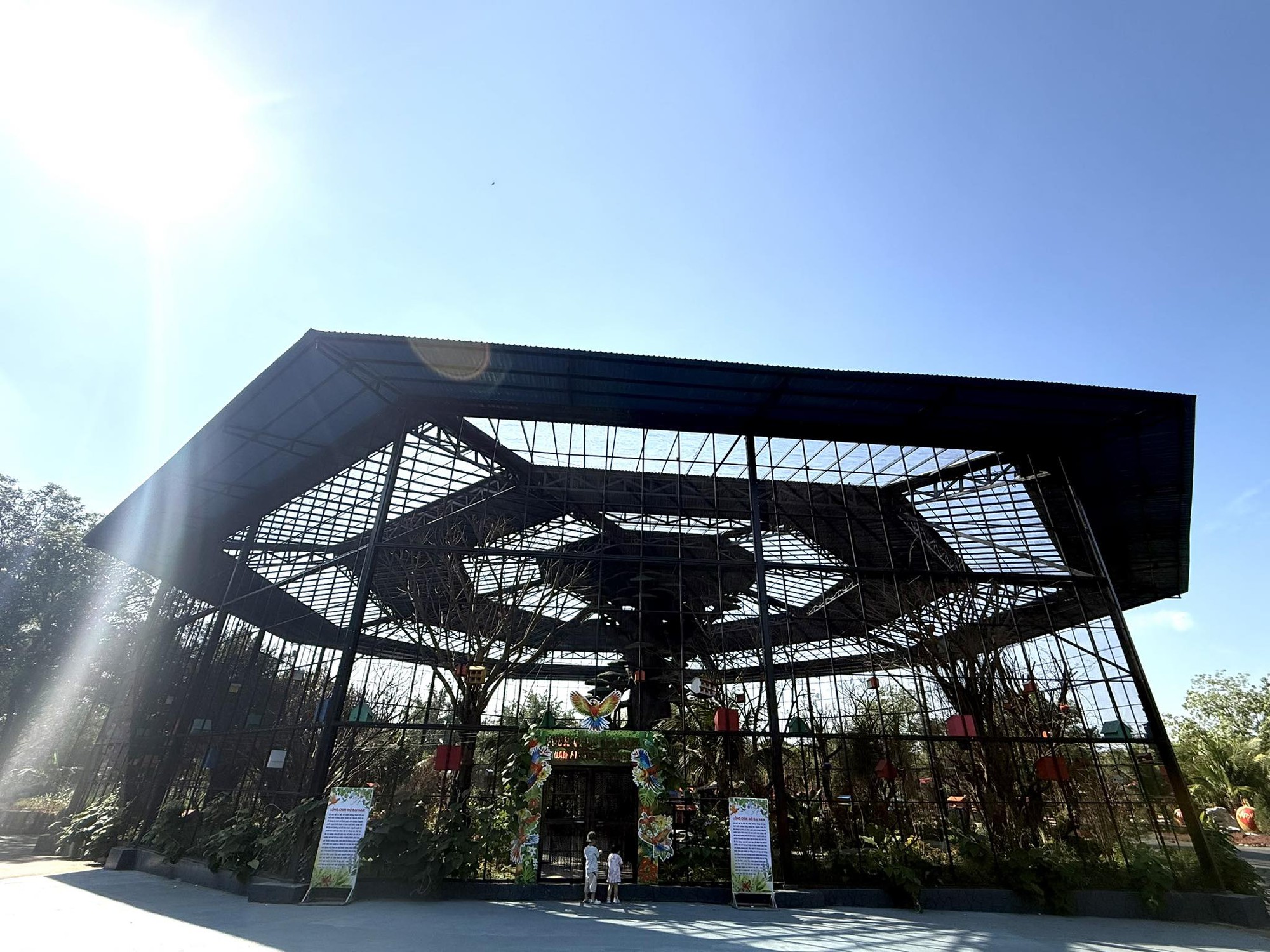 Khu du lịch Đại Nam của vợ chồng bà Nguyễn Phương Hằng từng gây chú ý với công trình quy tụ 800 cá thể quý hiếm với mô hình "mở" đầu tiên ở Việt Nam - Ảnh 3.