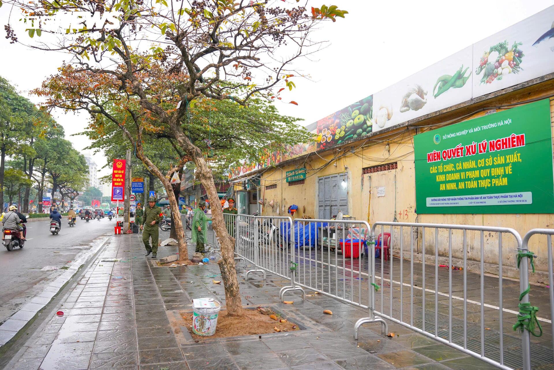 Công an dẹp sạch hàng rong, vỉa hè chợ đầu mối Hà Nội thông thoáng trở lại- Ảnh 10.