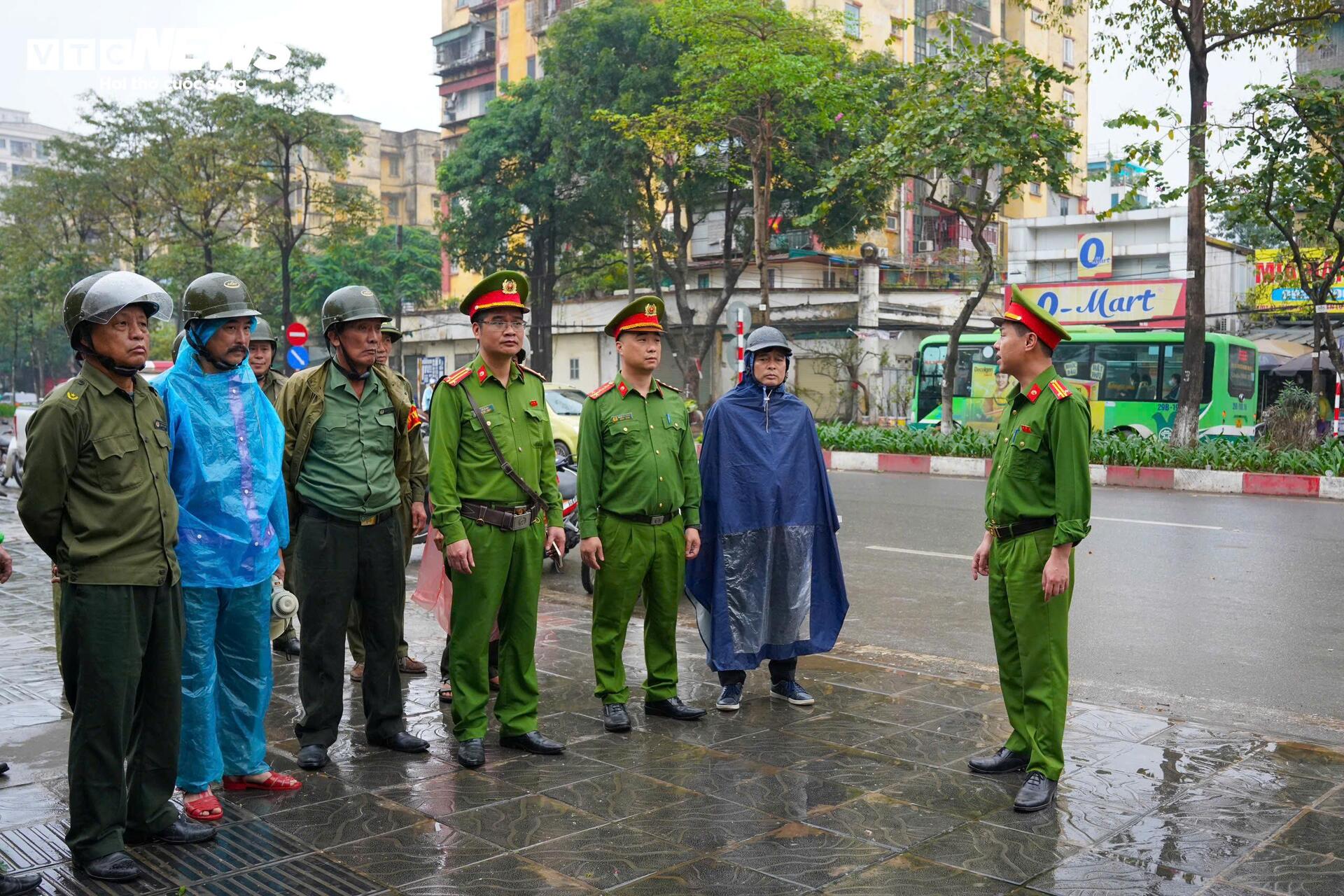 Công an dẹp sạch hàng rong, vỉa hè chợ đầu mối Hà Nội thông thoáng trở lại- Ảnh 2.