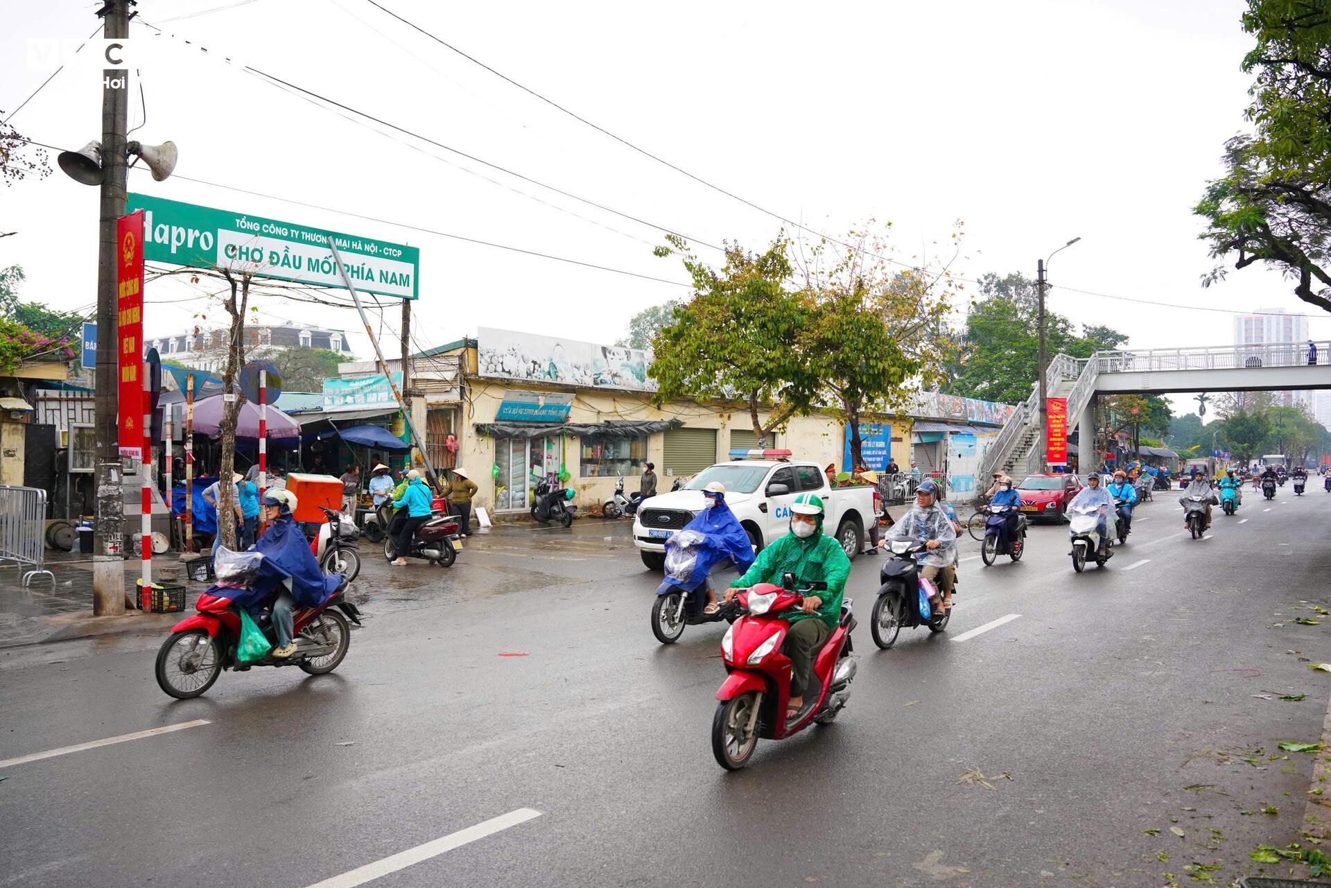Công an dẹp sạch hàng rong, vỉa hè chợ đầu mối Hà Nội thông thoáng trở lại- Ảnh 1.