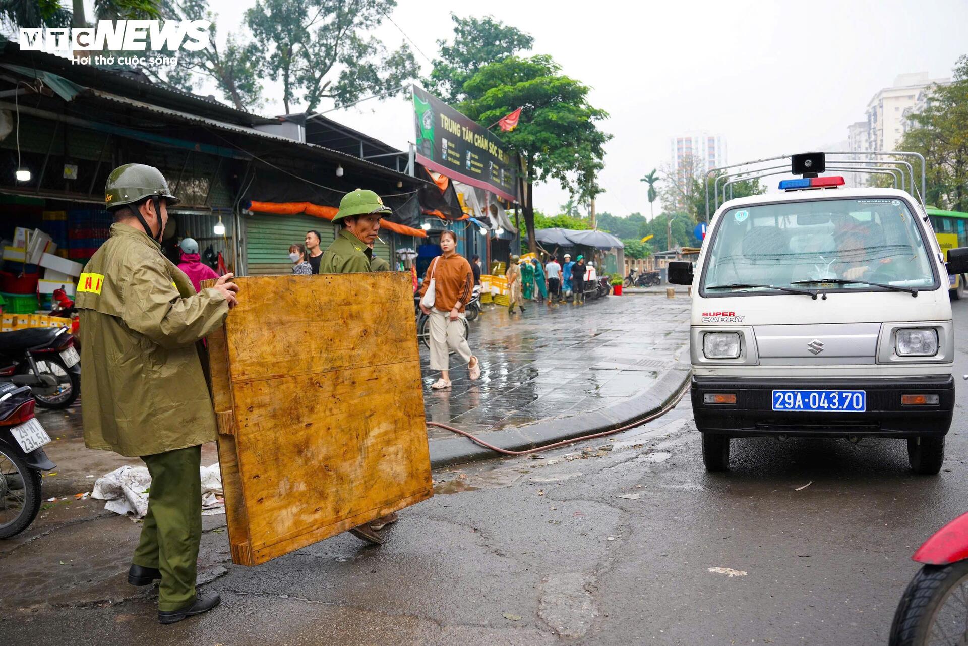 Công an dẹp sạch hàng rong, vỉa hè chợ đầu mối Hà Nội thông thoáng trở lại- Ảnh 3.
