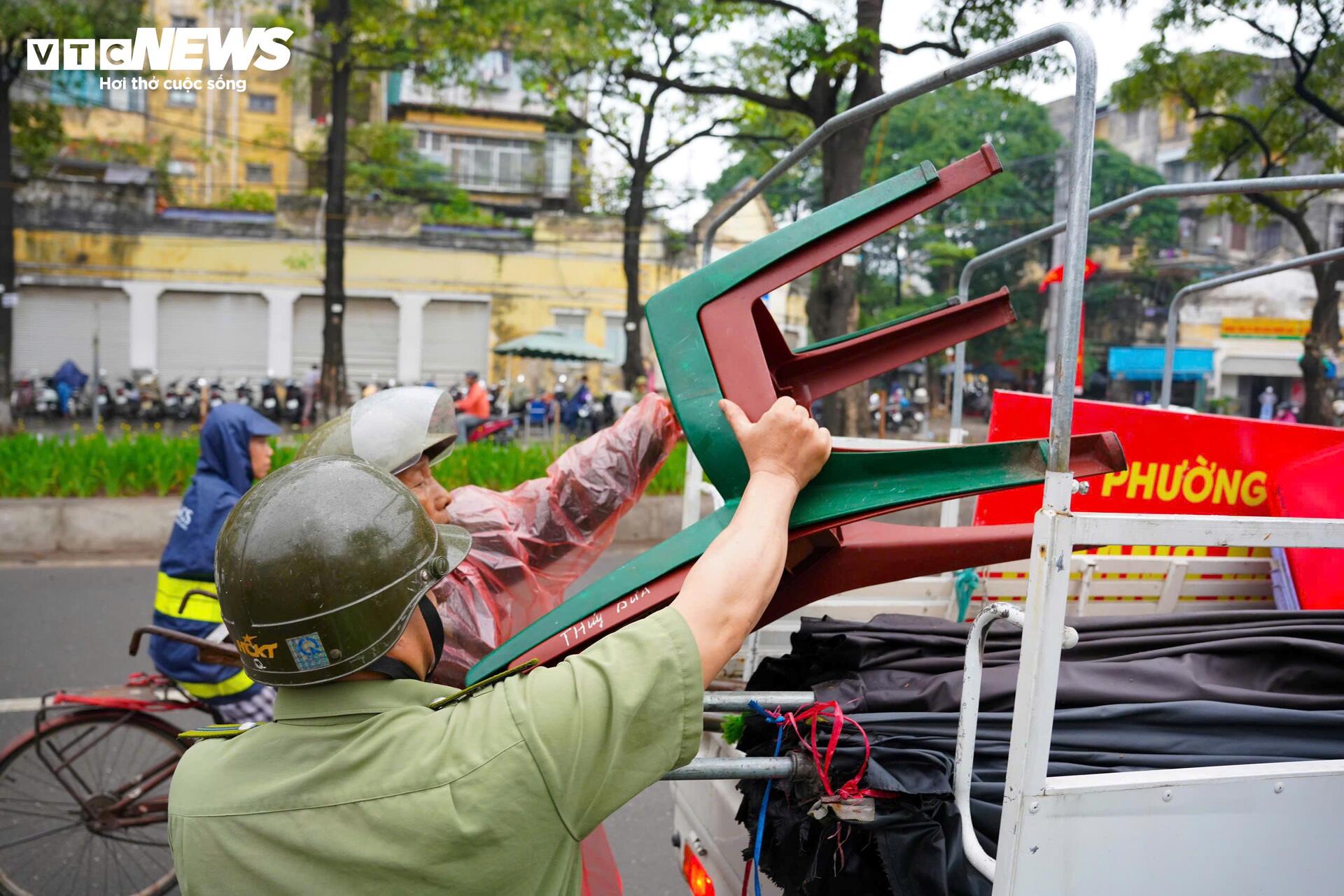 Công an dẹp sạch hàng rong, vỉa hè chợ đầu mối Hà Nội thông thoáng trở lại- Ảnh 4.