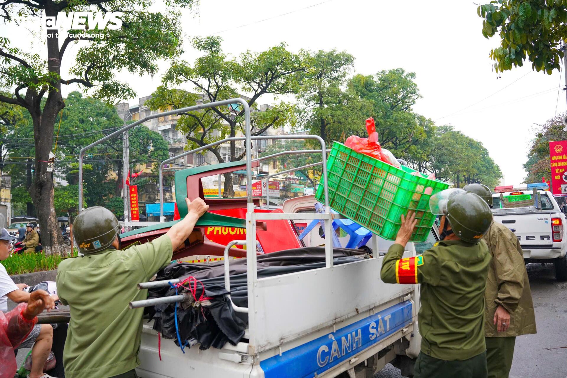 Công an dẹp sạch hàng rong, vỉa hè chợ đầu mối Hà Nội thông thoáng trở lại- Ảnh 5.