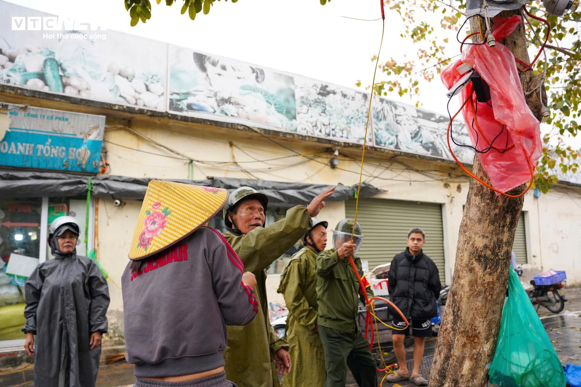 Công an dẹp sạch hàng rong, vỉa hè chợ đầu mối Hà Nội thông thoáng trở lại- Ảnh 6.