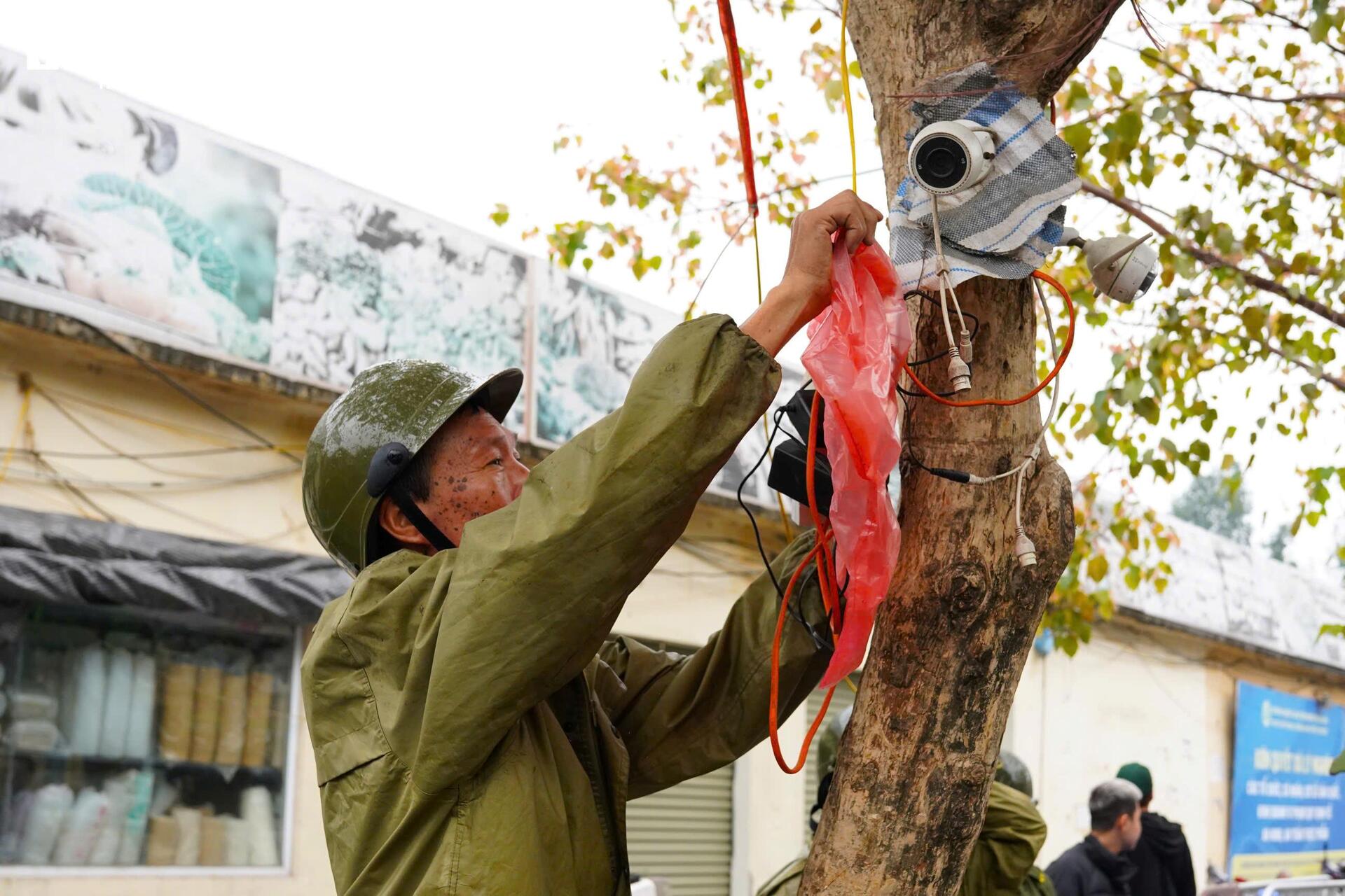 Công an dẹp sạch hàng rong, vỉa hè chợ đầu mối Hà Nội thông thoáng trở lại- Ảnh 7.