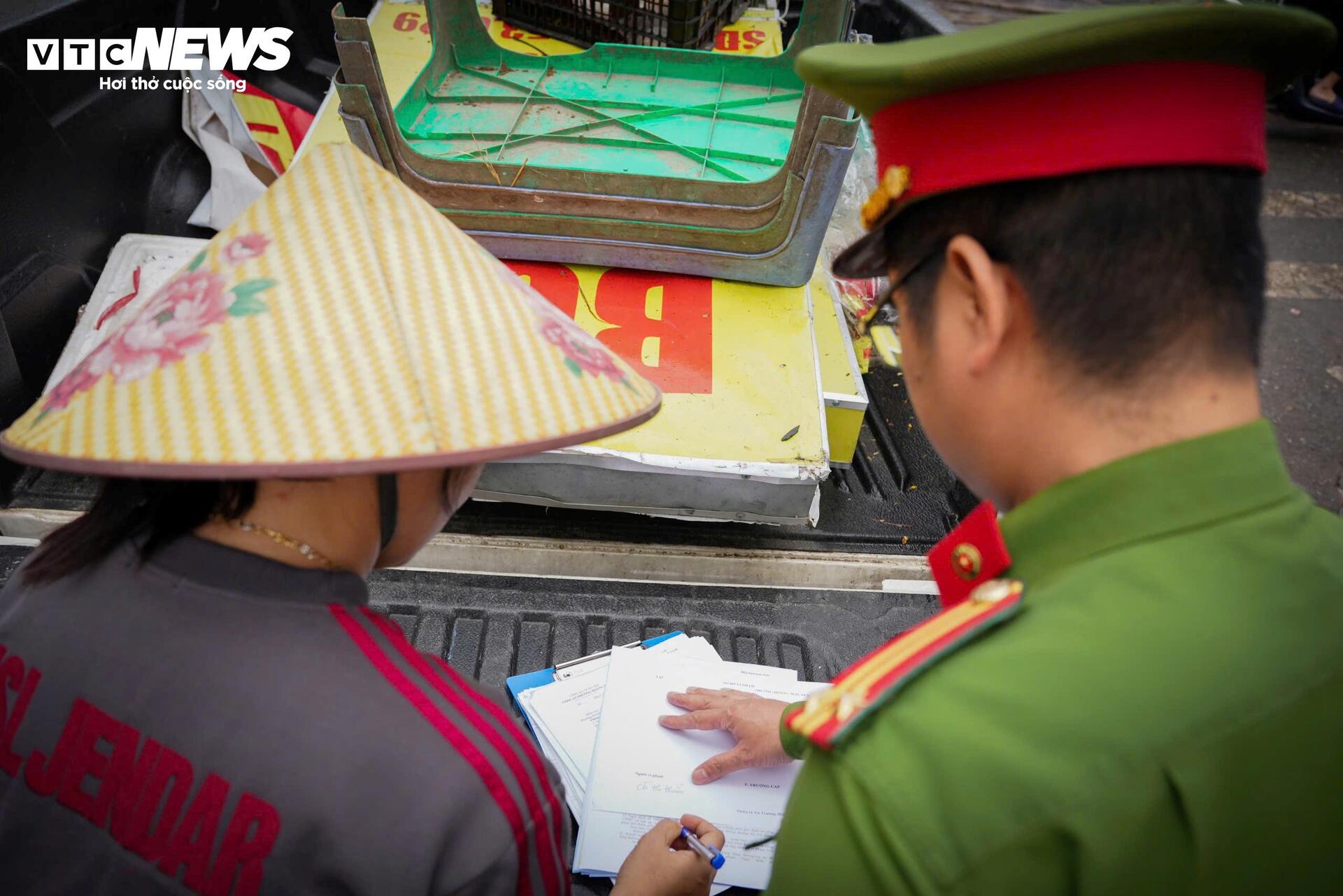 Công an dẹp sạch hàng rong, vỉa hè chợ đầu mối Hà Nội thông thoáng trở lại- Ảnh 9.