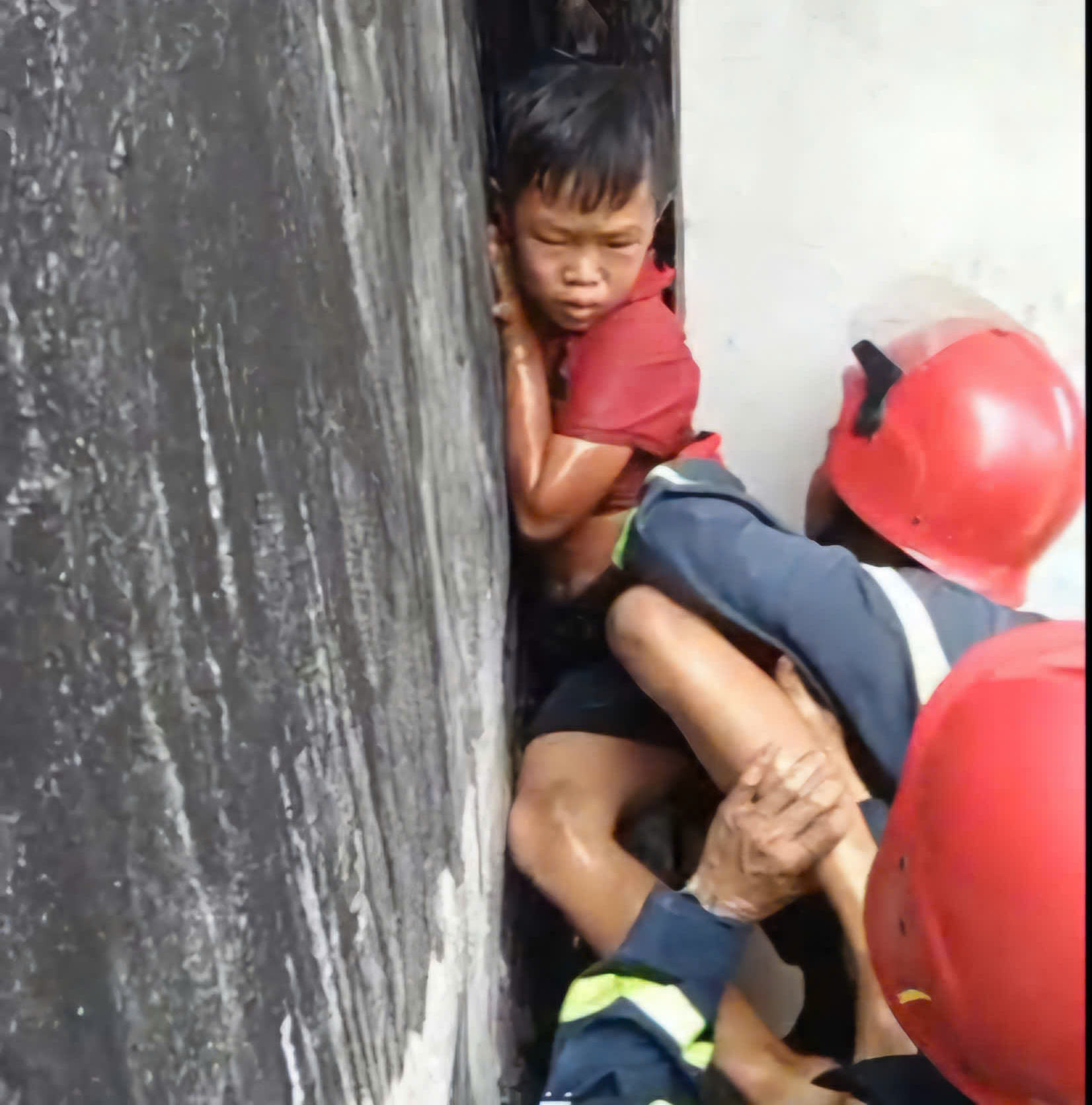 Giải cứu bé trai mắc kẹt giữa hai bức tường khi leo mái nhà bắt mèo - Ảnh 2.