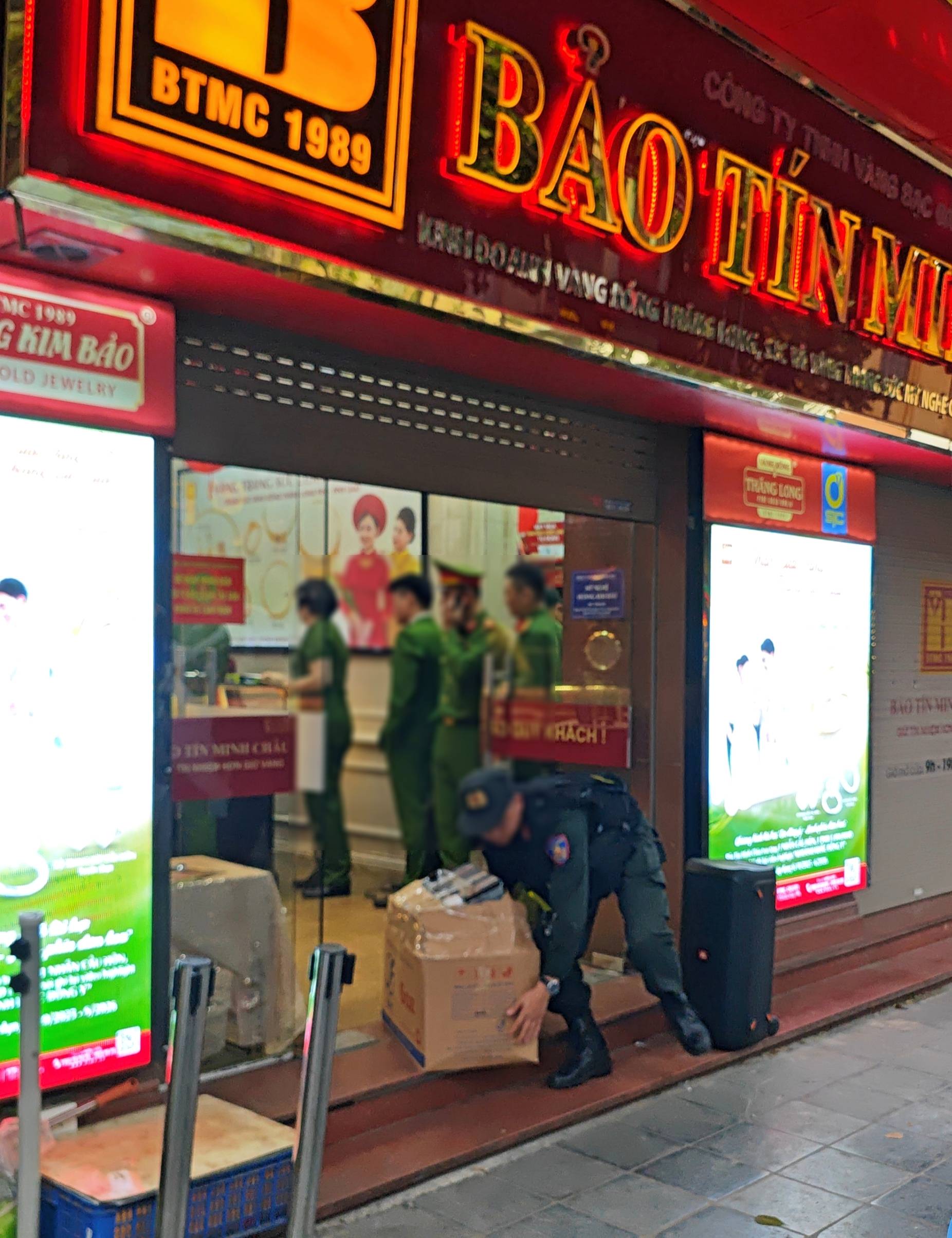 Cận cảnh cửa hàng Bảo Tín Minh Châu vào lúc này: Nhiều cảnh sát xuất hiện, hàng loạt thùng carton được thu giữ- Ảnh 4.
