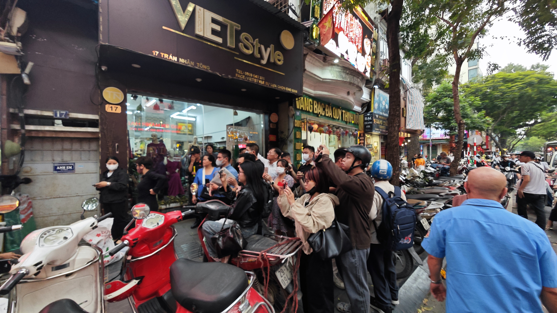 Cận cảnh cửa hàng Bảo Tín Minh Châu vào lúc này: Nhiều cảnh sát xuất hiện, hàng loạt thùng carton được thu giữ- Ảnh 6.