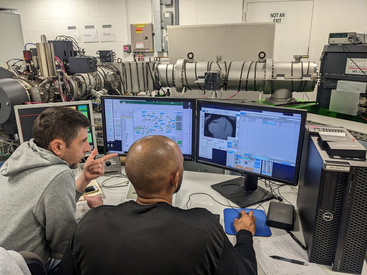 Mở niêm phong sau nửa thế kỷ, mẫu vật từ tàu NASA gây sốc - Ảnh 2.