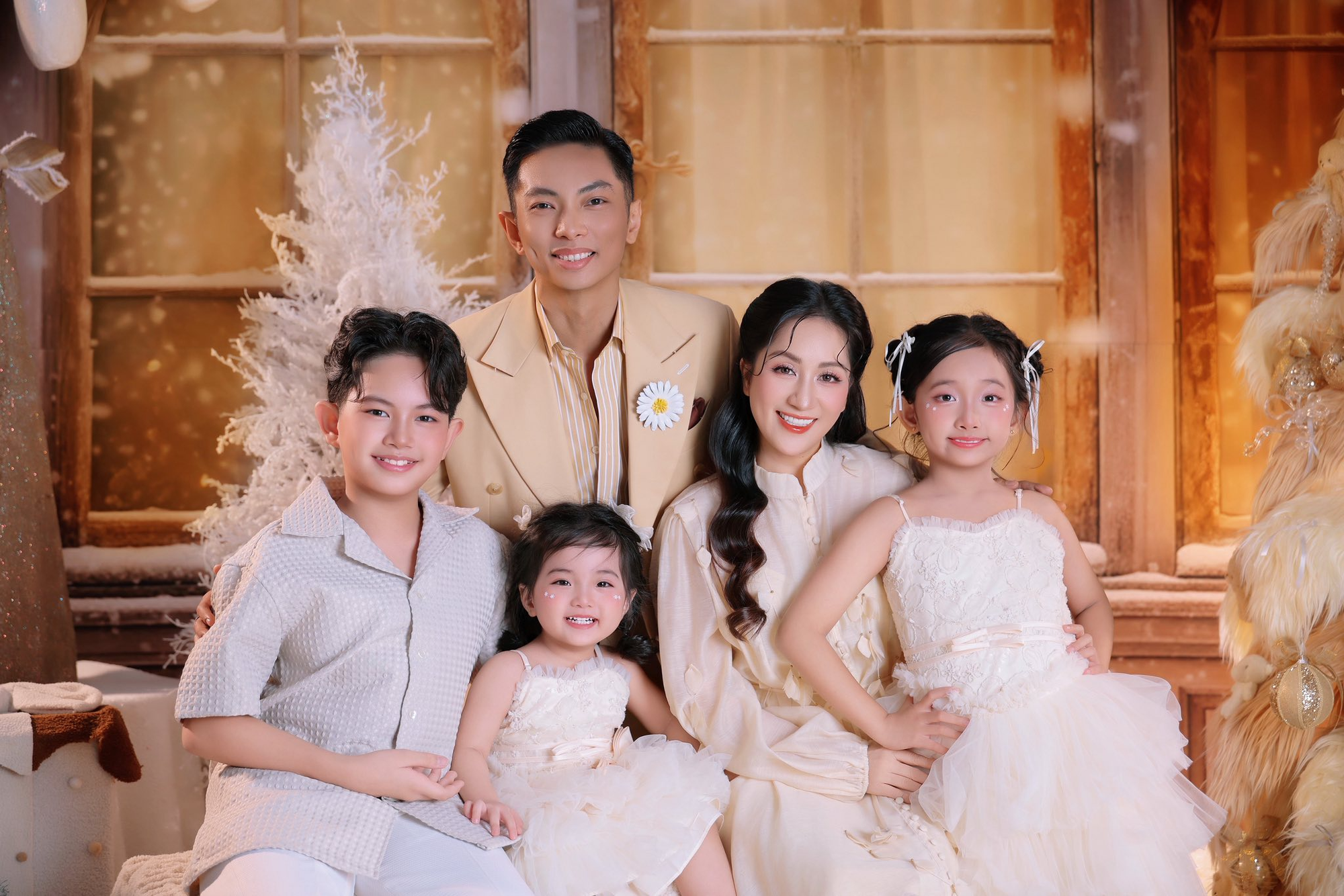 Nhà riêng trăm tỷ của Phan Hiển - Khánh Thi: Rộng 800m² nằm sát mặt đường lớn, oách đến nỗi ai đi ngang cũng ngoái nhìn- Ảnh 2.